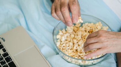Jak ułożyć własny „watchlist”, żeby naprawdę oglądać to, co chcesz, a nie to, co podsuwa algorytm