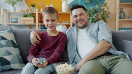 Jak urządzić domowy wieczór filmowy ze streamingu, który nie kończy się chaosem i przewijaniem katalogu