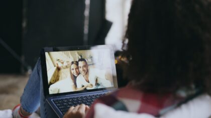 Jak zorganizować wspólne oglądanie online z rodziną i znajomymi w różnych miastach