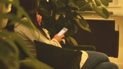 Seriale psychologiczne, które nie męczą: jak znaleźć historie o emocjach, a nie tylko o traumie