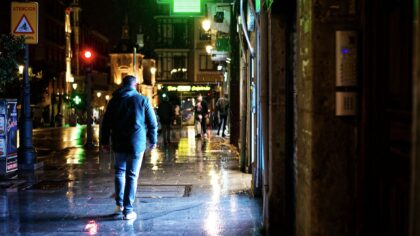 Dlaczego wciąż kochamy film noir i jak wejść w ten mroczny świat bez nudy