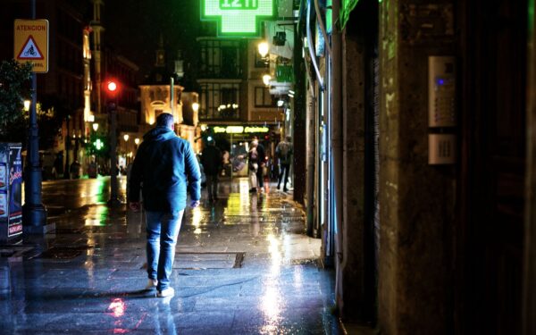 Dlaczego wciąż kochamy film noir i jak wejść w ten mroczny świat bez nudy
