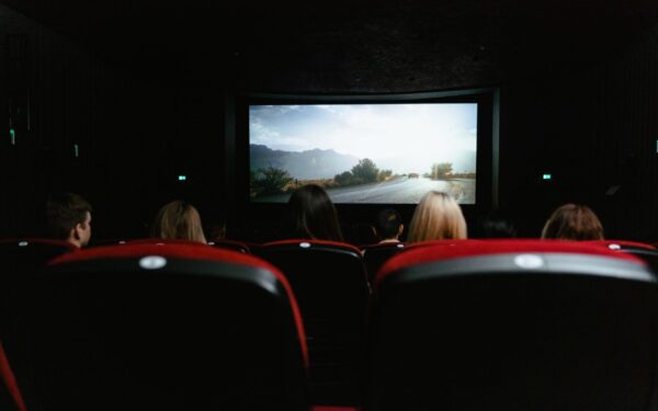 Filmy akcji bez zmęczenia: jak wybierać dynamiczne kino, które wciąga, a nie ogłusza