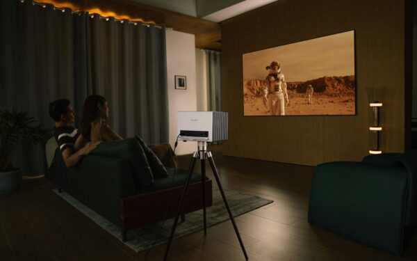 Filmy na letnie popołudnie w domu: jak wybrać lekkie kino z pomysłem