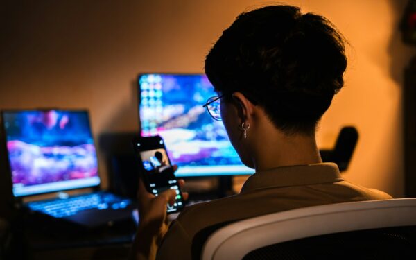 Filmy o technologii, które nie nudzą: jak oglądać kino o cyfrowym świecie bez bólu głowy