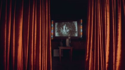 Filmy psychologiczne na spokojny wieczór: jak znaleźć opowieści, które naprawdę zostają w głowie