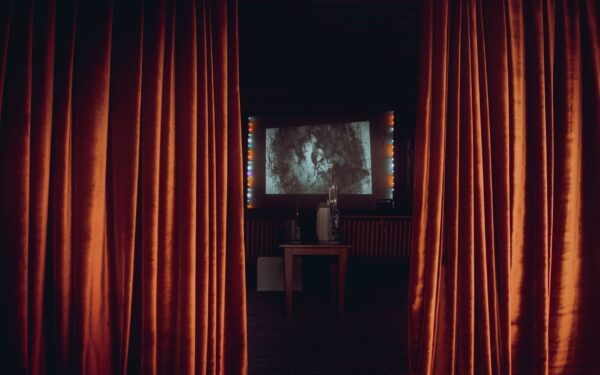 Filmy psychologiczne na spokojny wieczór: jak znaleźć opowieści, które naprawdę zostają w głowie