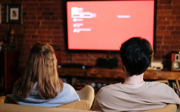 Filmy romantyczne bez lukru: kino o związkach, które brzmią prawdziwie
