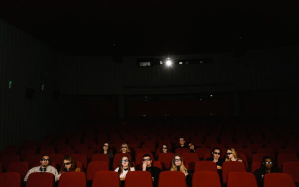 Filmy z nieoczywistym bohaterem: jak kino uczy lubić postacie, których na początku nie znosimy