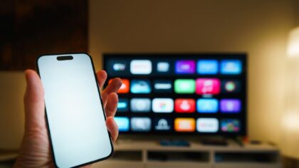 Jak korzystać z języka audio i napisów w serwisach VOD, żeby wygodniej cieszyć się filmami i serialami