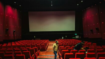 Jak oglądać filmy Pedra Almodóvara, żeby w pełni cieszyć się jego światem