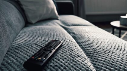 Jak ograniczyć binge-watching seriali i wciąż czerpać przyjemność z VOD