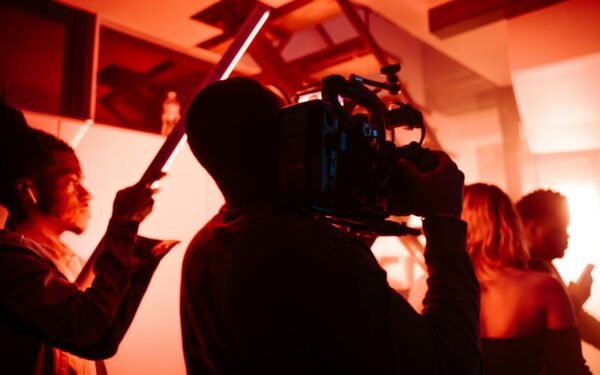 Jak polubić filmy z młodymi aktorami i wybierać produkcje, które naprawdę warto zobaczyć