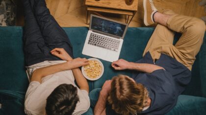 Jak rozsądnie dzielić konto Netflix z rodziną i znajomymi i nie żałować