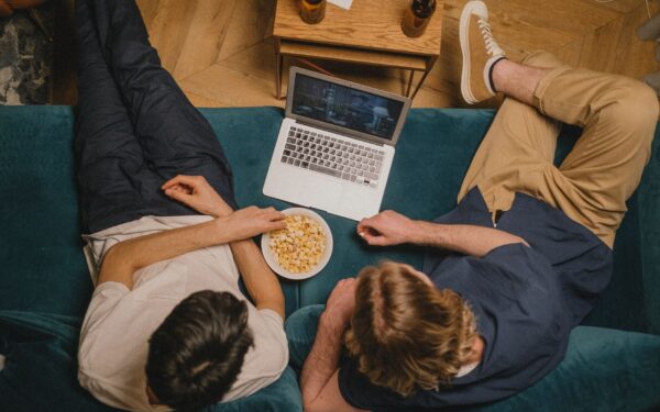 Jak rozsądnie dzielić konto Netflix z rodziną i znajomymi i nie żałować