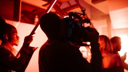 Jak śledzić rozwój jednego twórcy filmowego i zobaczyć, jak zmienia się jego styl na przestrzeni lat