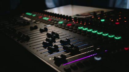 Jak twórcy muzyki do seriali zmieniają to, jak oglądamy każdą scenę