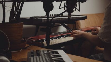 Jak twórcy muzyki filmowej zmieniają sceny w emocje i jak to zauważyć podczas seansu