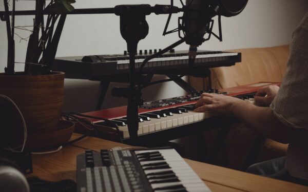 Jak twórcy muzyki filmowej zmieniają sceny w emocje i jak to zauważyć podczas seansu
