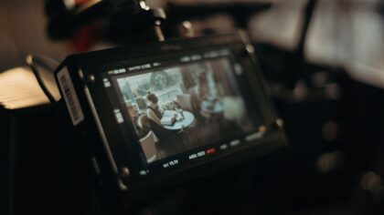 Jak wygląda dzień pracy reżysera na planie filmowym i czego widz zwykle nie widzi