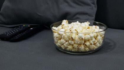 Kino na spokojny piątkowy wieczór: 9 lekkich historii, przy których odetchniesz po tygodniu