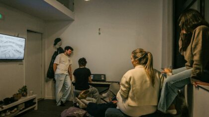 Najlepsze filmy o przyjaźni na spokojny seans: 11 tytułów, które dodają otuchy